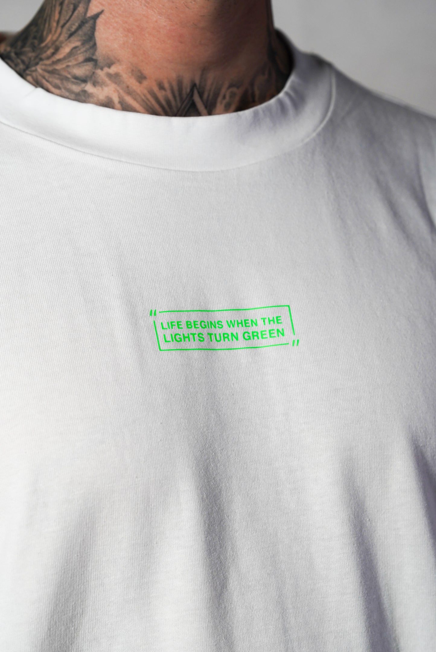 Greenlight Oversized Tee – „Life begins when the lights turn green“ weiss