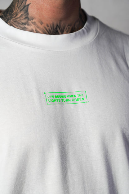 Greenlight Oversized Tee – „Life begins when the lights turn green“ weiss
